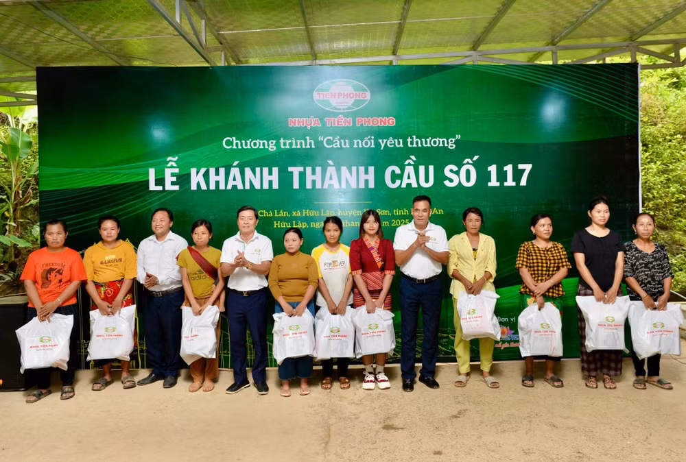 Công ty Cổ phần Nhựa Thiếu niên Tiền Phong trao tặng 250 suất quà nhu yếu phẩm cho bà con bản Chà Lắn.