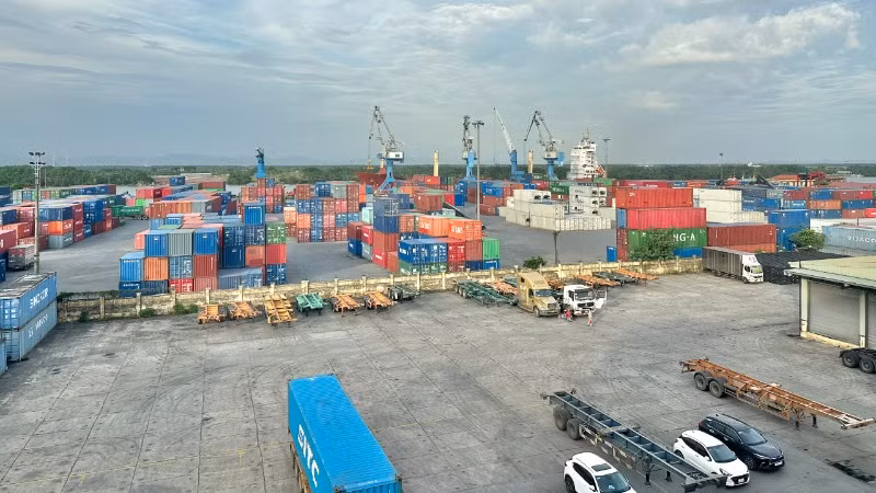Hoạt động cảng biển Hải Phòng diễn ra sôi nổi, nhộn nhịp.