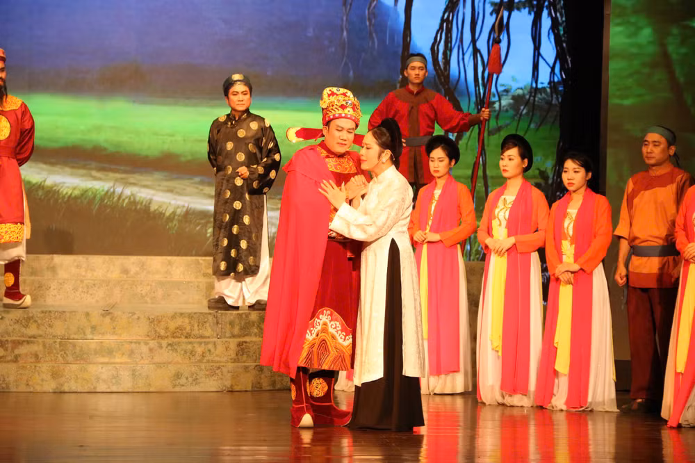 Trích đoạn trong vở diễn “Ngôi sao trung nghĩa“. Trích đoạn trong vở diễn “Ngôi sao trung nghĩa“.