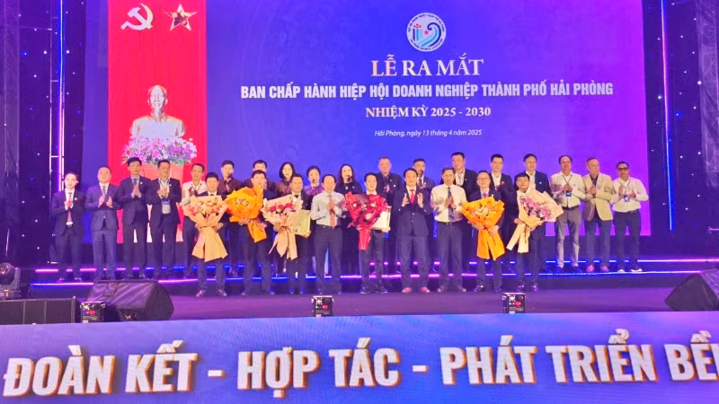 Ra mắt Ban chấp hành Hiệp hội doanh nghiệp thành phố Hải Phòng.