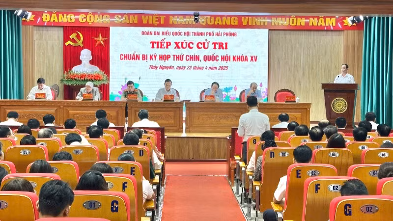Quang cảnh buổi tiếp xúc cử tri tại thành phố Thủy Nguyên.
