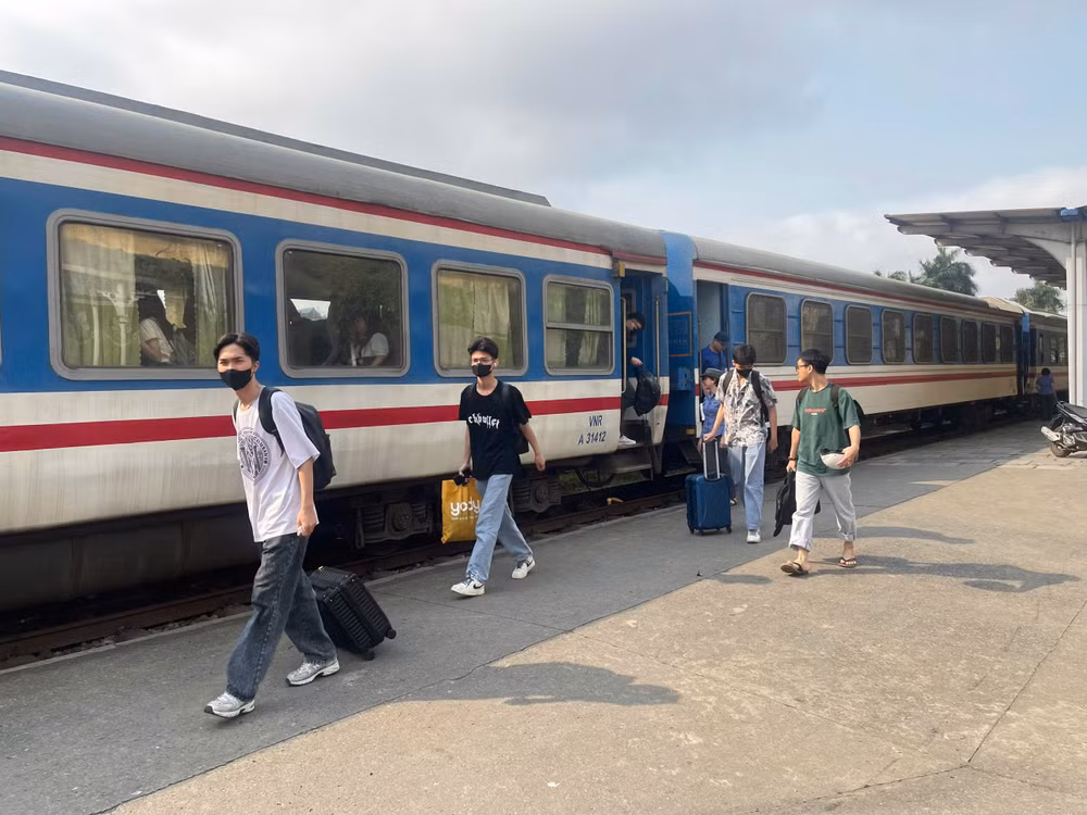 Nhiều bạn trẻ chọn tàu hoả làm phương tiện đi du lịch Hải Phòng.