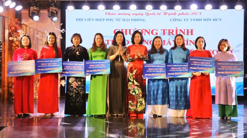Trao tặng máy tính cho Hội phụ nữ các cấp.