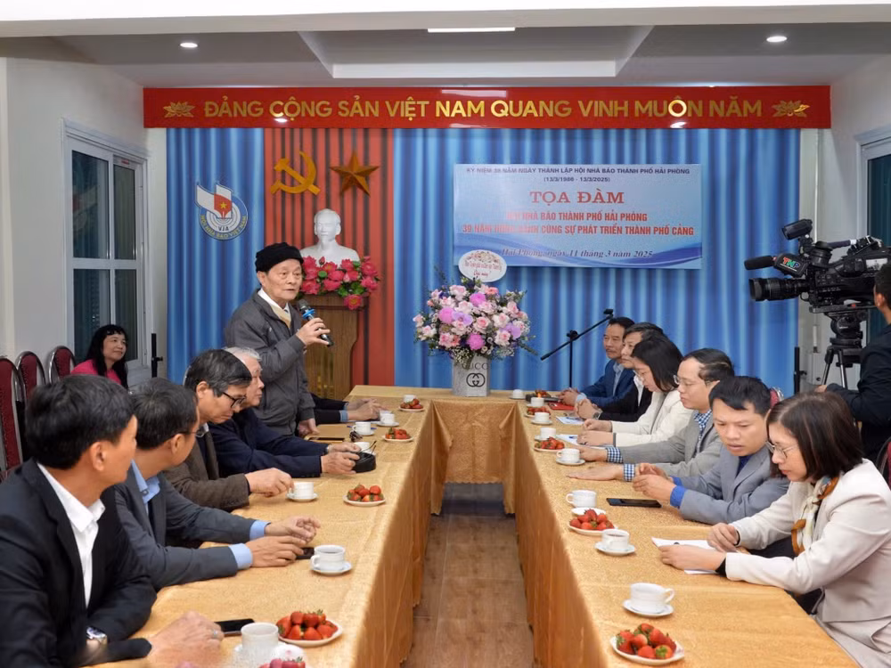 Các đại biểu cùng nhau ôn lại chặng đường 39 năm xây dựng và phát triển Hội Nhà báo Hải Phòng.