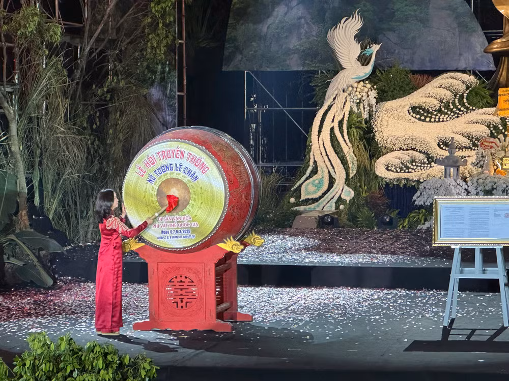 Lãnh đạo quận Lê Chân đánh trống khai hội. Lãnh đạo quận Lê Chân đánh trống khai hội.