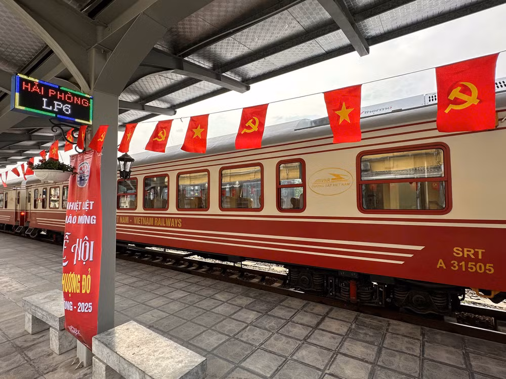 Đoàn tàu Hoa Phượng Đỏ.