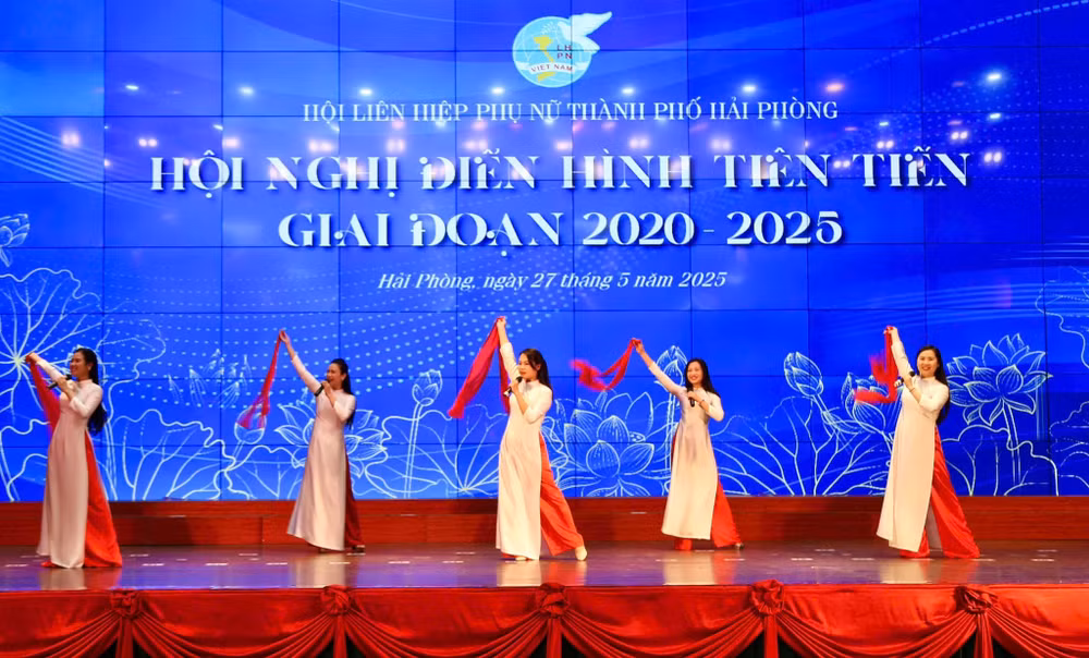 Văn nghệ chào mừng. Văn nghệ chào mừng.