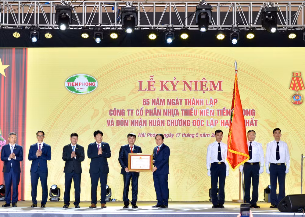 Công ty cổ phần Nhựa Thiếu niên Tiền Phong đón nhận Huân chương Độc lập hạng Nhất. (Ảnh:PV)