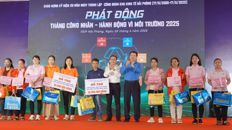 13 công nhân có hoàn cảnh khó khăn được nhận trợ cấp từ chương trình.