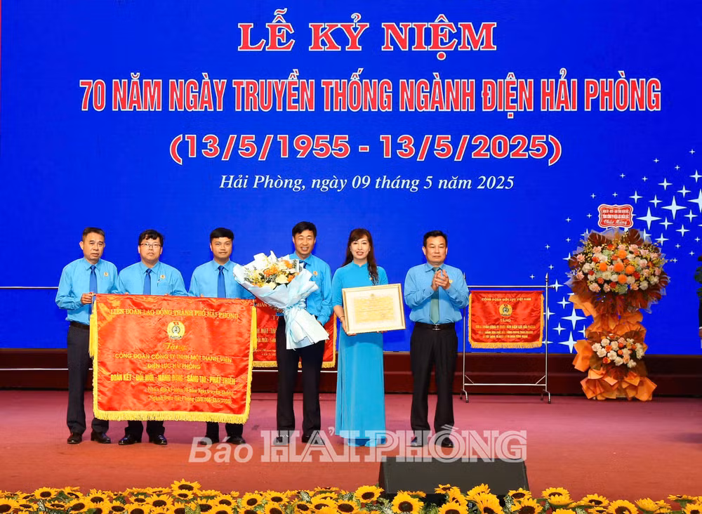 Liên đoàn Lao động Hải Phòng trao cờ thi đua và bằng khen tặng Điện lực Hải Phòng. Liên đoàn Lao động Hải Phòng trao cờ thi đua và bằng khen tặng Điện lực Hải Phòng.