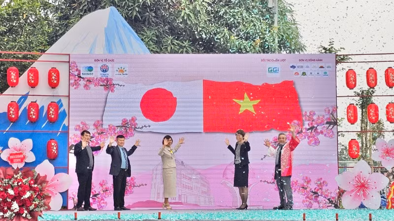 Các đại biểu ấn nút khai mạc Lễ hội hoa anh đào Hải Phòng-Nam Cầu Kiền 2025.
