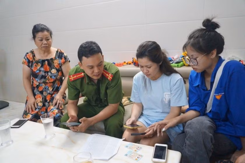 Tăng cường kết nối và chia sẻ dữ liệu giữa các lĩnh vực như dân cư, tư pháp, giáo dục và ngân hàng. Tăng cường kết nối và chia sẻ dữ liệu giữa các lĩnh vực như dân cư, tư pháp, giáo dục và ngân hàng.