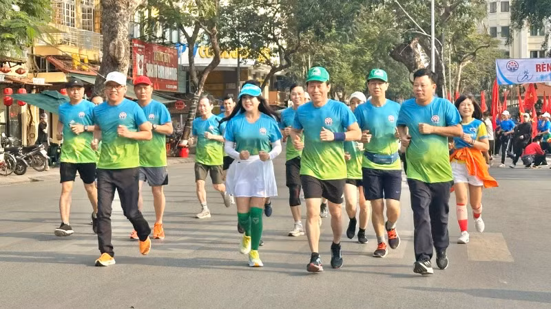 Lãnh đạo thành phố Hải Phòng tham gia chạy hưởng ứng.