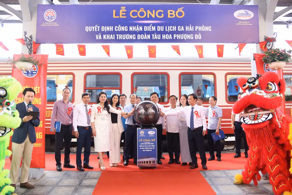 Các đại biểu nhấn nút khai trương chuyến tàu đầu tiên.