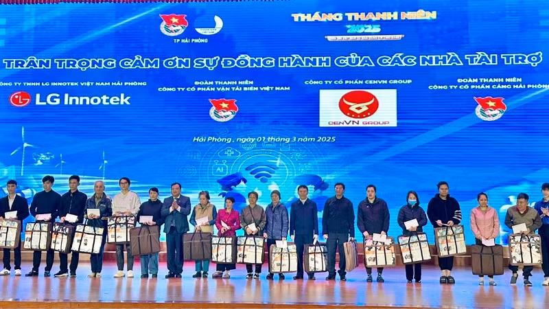 Trao 20 suất quà tặng người có hoàn cảnh khó khăn ở quận Hồng Bàng. Trao 20 suất quà tặng người có hoàn cảnh khó khăn ở quận Hồng Bàng.