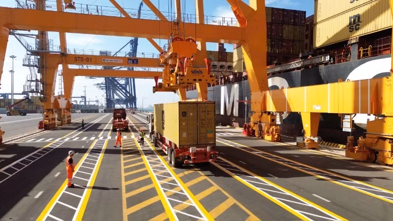 Chuyến tàu cập cảng đã thực hiện dỡ 484 container hàng hóa.