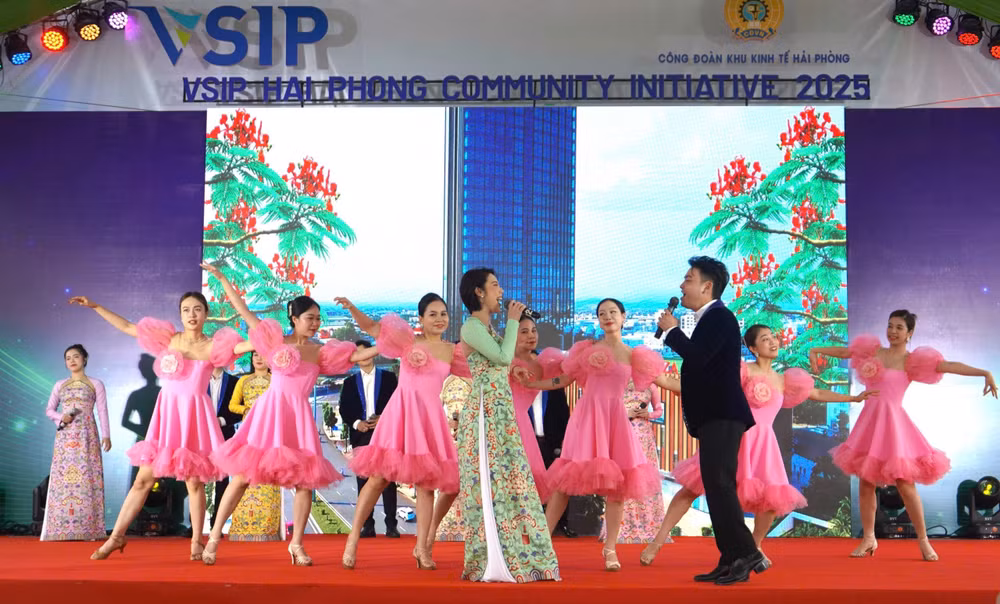 Nhà hát nghệ thuật đương đại Hải Phòng biểu diễn chương trình văn nghệ cho công nhân trong khu công nghiệp. Nhà hát nghệ thuật đương đại Hải Phòng biểu diễn chương trình văn nghệ cho công nhân trong khu công nghiệp.