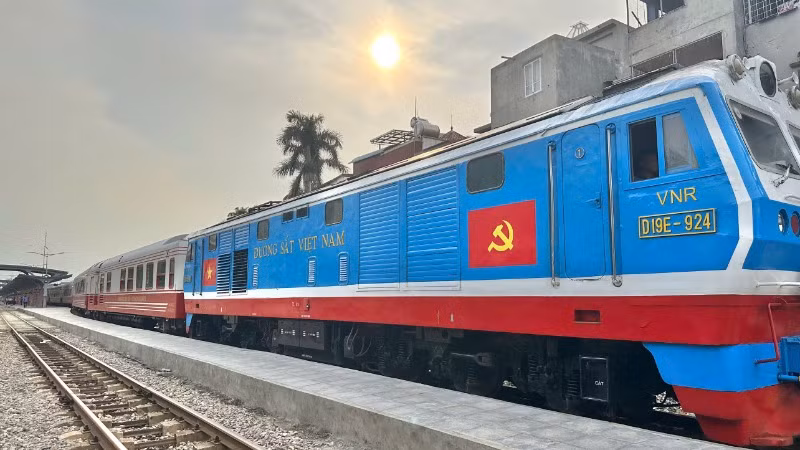 Đưa vào khai thác đoàn tàu chất lượng cao Hoa Phượng Đỏ.