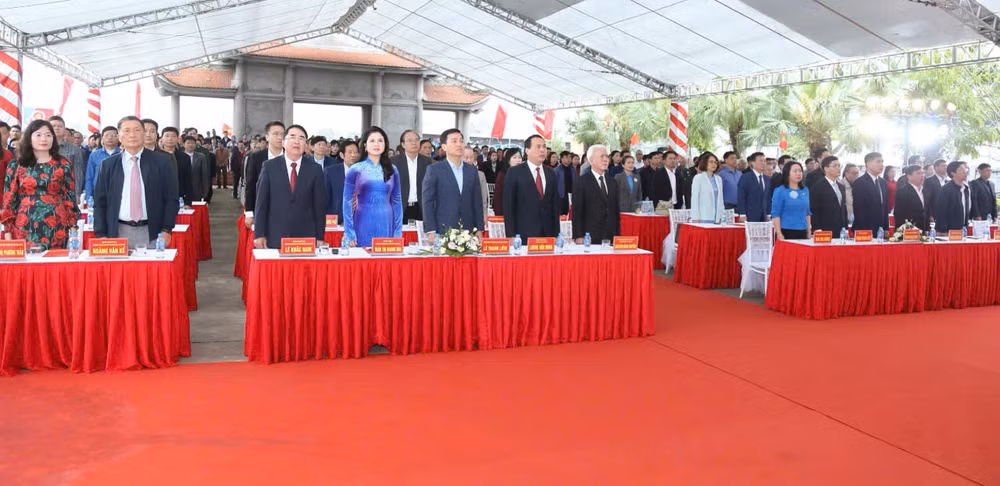Các đại biểu thành kính bày tỏ lòng tri ân đối với Chủ tịch nước Tôn Đức Thắng.