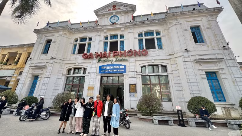 Du khách check-in trước Ga Hải Phòng.