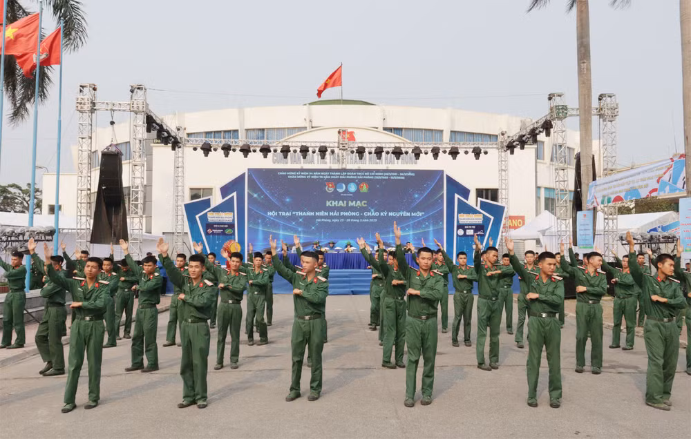 Biểu diễn văn nghệ chào mừng khai mạc hội trại.