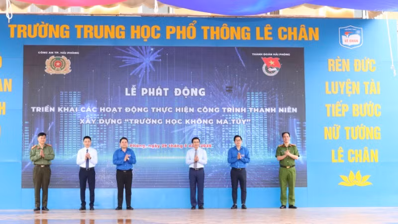 Các đại biểu phát động công trình thanh niên "Xây dựng trường học không ma túy".