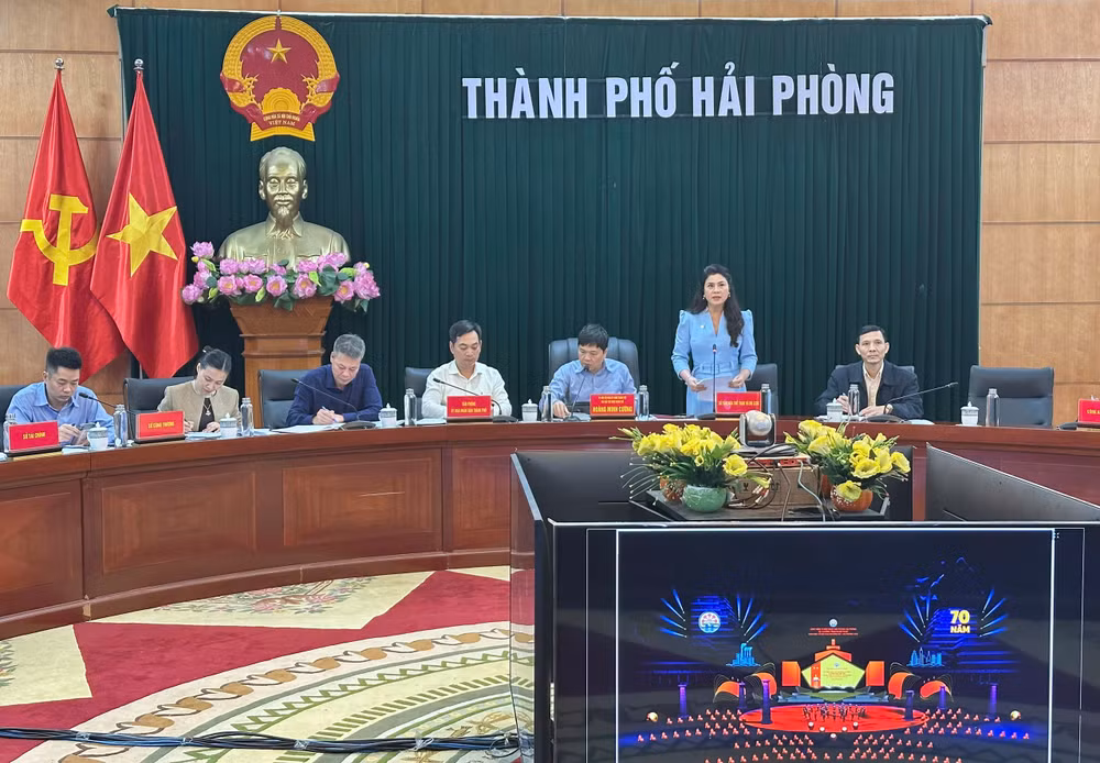 Giám đốc Sở Văn hóa, Thể thao và Du lịch thành phố Hải Phòng Trần Thị Hoàng Mai thông tin về sự kiện. Giám đốc Sở Văn hóa, Thể thao và Du lịch thành phố Hải Phòng Trần Thị Hoàng Mai thông tin về sự kiện.