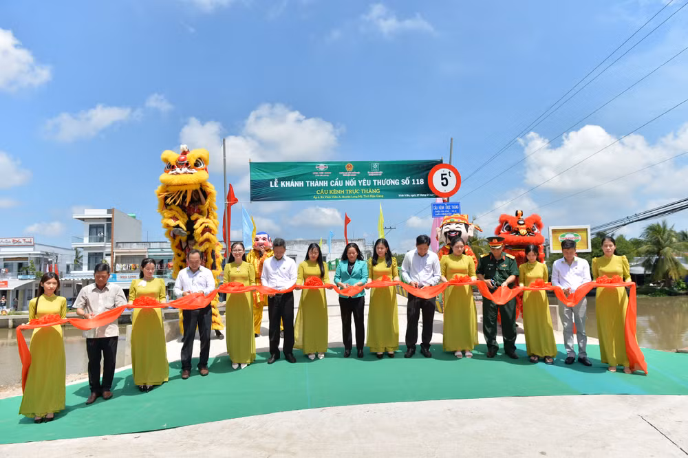 Cầu nối yêu thương số 118 bắc qua kênh Trực Thăng tại huyện Long Mỹ, tỉnh Hậu Giang.