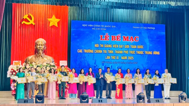 Trao Bằng khen cho các đồng chí giảng viên xuất sắc tiêu biểu.