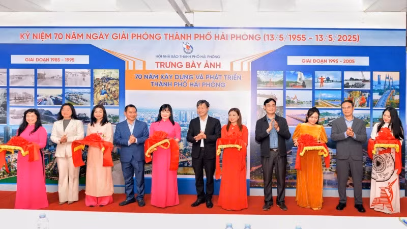 Khai mạc trưng bày ảnh 70 năm xây dựng và phát triển thành phố Hải Phòng.