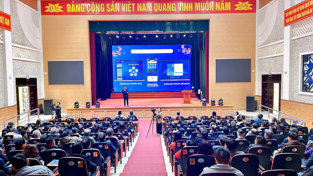 Đại diện Công ty cổ phần Công nghệ HeyU giới thiệu về nền tảng trí tuệ nhân tạo AI tại quận Hải An. Đại diện Công ty cổ phần Công nghệ HeyU giới thiệu về nền tảng trí tuệ nhân tạo AI tại quận Hải An.