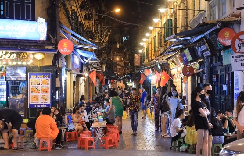 Phố Tạ Hiện - một điểm ăn và chơi về đêm, thu hút đông du khách của Hà Nội. (Ảnh: Thành Đạt)