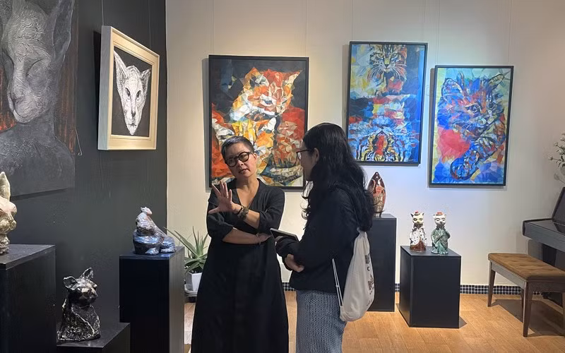 Họa sĩ Trương Thúy Anh tại triển lãm "Miêu".