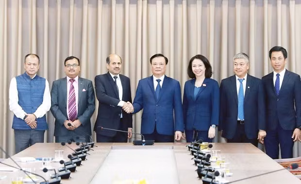 Bí thư Thành ủy Hà Nội Đinh Tiến Dũng và Đại sứ Ấn Độ Sandeep Arya cùng các đại biểu chụp ảnh chung. (Nguồn: Báo Hà Nội mới)