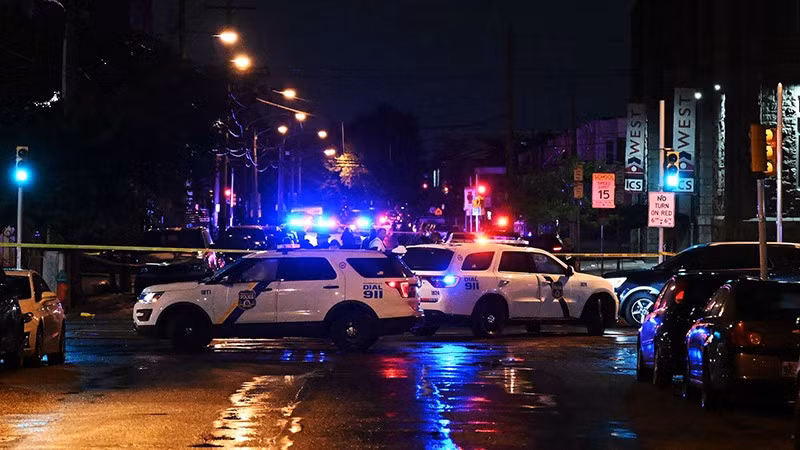 Xe của cảnh sát tại hiện trường vụ xả súng tại bang Philadelphia, ngày 3/7/2023. (Ảnh: CNN)