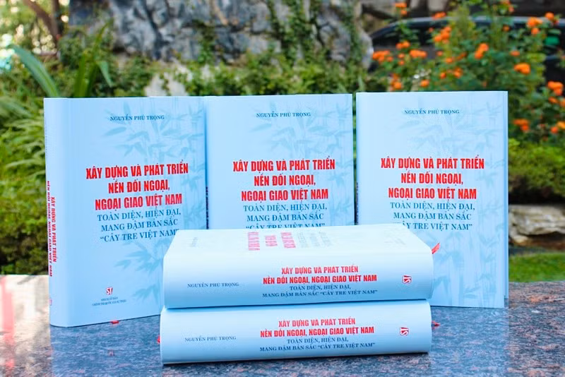 Cuốn sách Xây dựng và phát triển nền đối ngoại, ngoại giao Việt Nam toàn diện, hiện đại, mang đậm bản sắc “cây tre Việt Nam” của Tổng Bí thư Nguyễn Phú Trọng.
