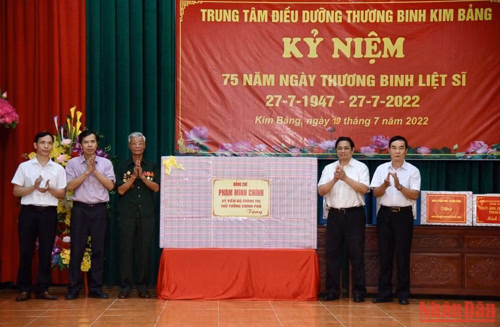 Thủ tướng Phạm Minh Chính tặng quà cho Trung tâm Điều dưỡng thương binh Kim Bảng (tỉnh Hà Nam). Thủ tướng Phạm Minh Chính tặng quà cho Trung tâm Điều dưỡng thương binh Kim Bảng (tỉnh Hà Nam).