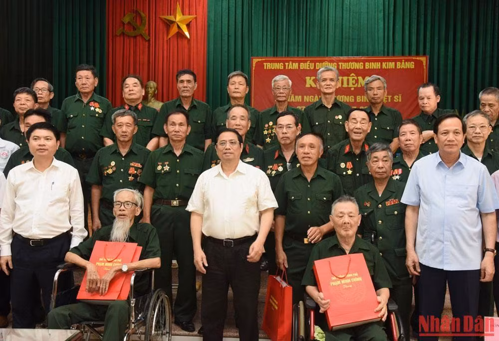 Thủ tướng Phạm Minh Chính cùng các thương binh, bệnh binh tại Trung tâm Điều dưỡng thương binh Kim Bảng (tỉnh Hà Nam). Thủ tướng Phạm Minh Chính cùng các thương binh, bệnh binh tại Trung tâm Điều dưỡng thương binh Kim Bảng (tỉnh Hà Nam).