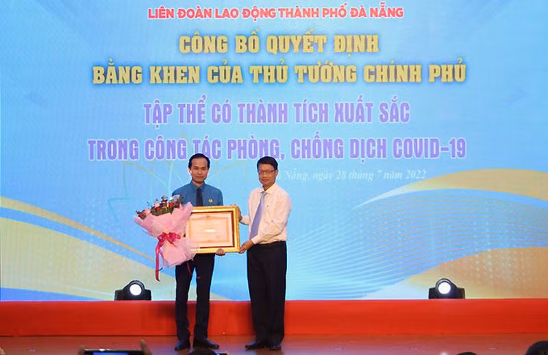 Tặng Bằng khen của Thủ tướng Chính phủ cho Liên đoàn Lao động TP Đà Nẵng.
