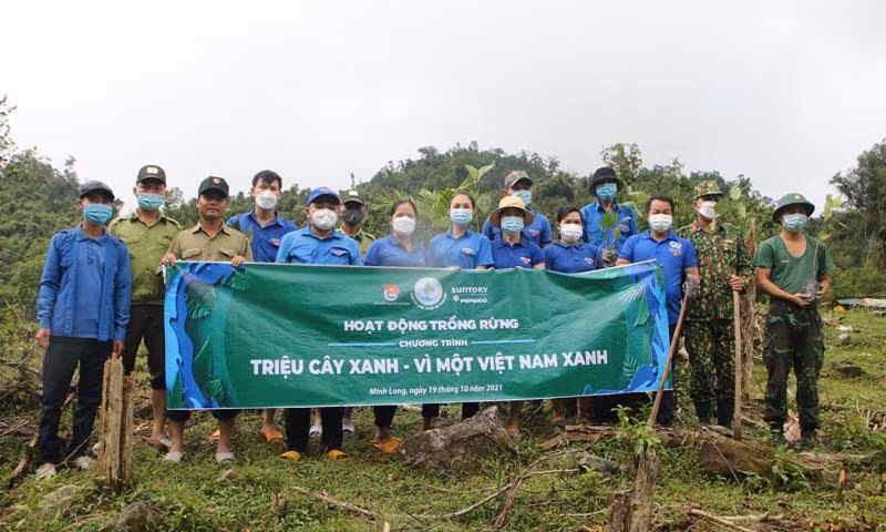 Tuổi trẻ Quảng Ngãi hưởng ứng Chương trình Triệu cây xanh-Vì một Việt Nam xanh.