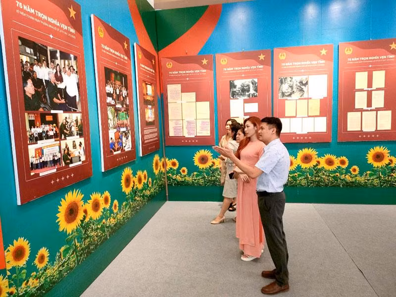 Công chúng Thủ đô đến với triển lãm nhân dịp kỷ niệm 75 năm Ngày Thương binh-Liệt sĩ.