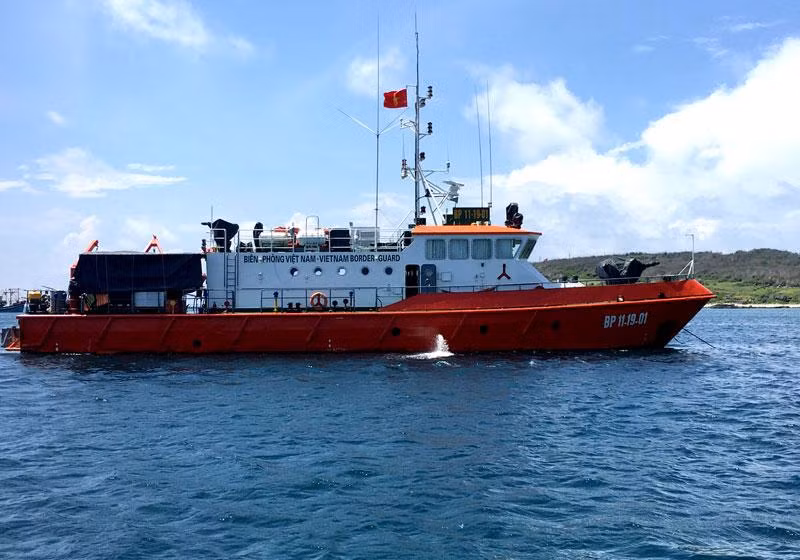 Tàu tìm kiếm cứu nạn CN09 (BP 11-19-01) trên đường tới khu vực tìm kiếm tàu cá bị mất liên lạc.