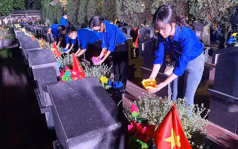 Tuổi trẻ Thủ đô thắp nến tri ân các Anh hùng, liệt sĩ. 