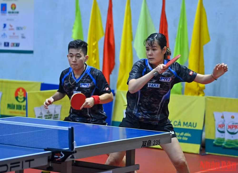 Trước khi bước vào nội dung thi đấu đôi nam nữ, Nguyễn Thị Nga vẫn còn sốt nhẹ. Dù vậy, cô vẫn quyết tâm ra sân thi đấu cùng tay vợt Lê Đình Đức.