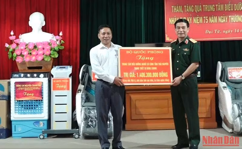 Đại tướng Phan Văn Giang tặng quà thương binh, bệnh binh, người có công tại Trung tâm điều dưỡng người có công tỉnh Thái Nguyên.