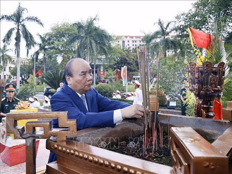 Chủ tịch nước Nguyễn Xuân Phúc cùng lãnh đạo Đảng, Nhà nước, TP Hải Phòng, Bộ Tư lệnh Quân khu 3, Bộ Tư lệnh Hải quân dâng hương tưởng nhớ Chủ tịch Hồ Chí Minh tại Bộ Tư lệnh Quân khu 3.