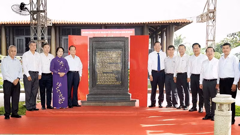 Công bố nội dung Văn bia Đức Lễ Thành hầu Nguyễn Hữu Cảnh. (Ảnh: Quốc Thanh) Công bố nội dung Văn bia Đức Lễ Thành hầu Nguyễn Hữu Cảnh. (Ảnh: Quốc Thanh)