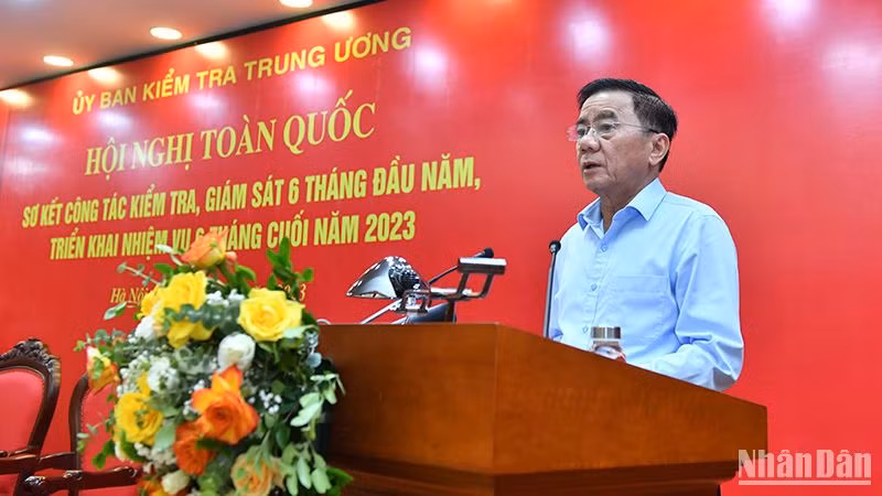 Đồng chí Trần Cẩm Tú, Ủy viên Bộ Chính trị, Bí thư Trung ương Đảng, Chủ nhiệm Ủy ban Kiểm tra Trung ương phát biểu ý kiến chỉ đạo. (Ảnh: ĐĂNG KHOA)