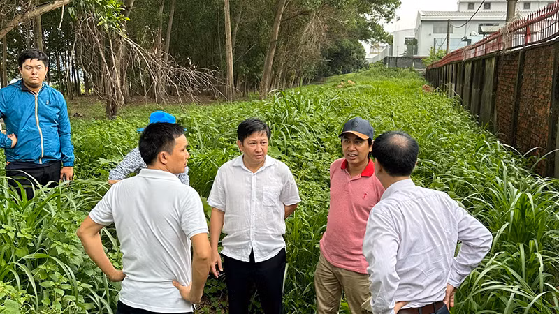 Lực lượng Sở Tài nguyên và Môi trường hai tỉnh Đồng Nai, Bình Dương kiểm tra hiện trường khu vực gần suối Xiệp.