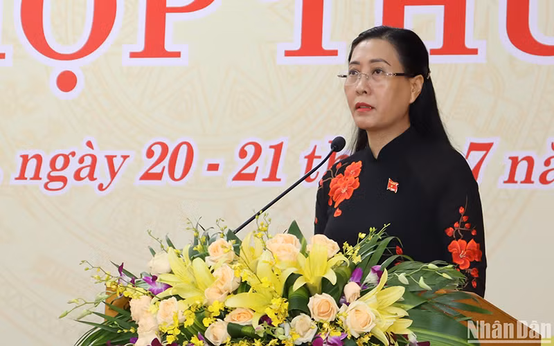 Đồng chí Bùi Thị Quỳnh Vân, Ủy viên Trung ương Đảng, Bí thư Tỉnh ủy, Chủ tịch Hội đồng nhân dân tỉnh Quảng Ngãi phát biểu bế mạc kỳ họp. 